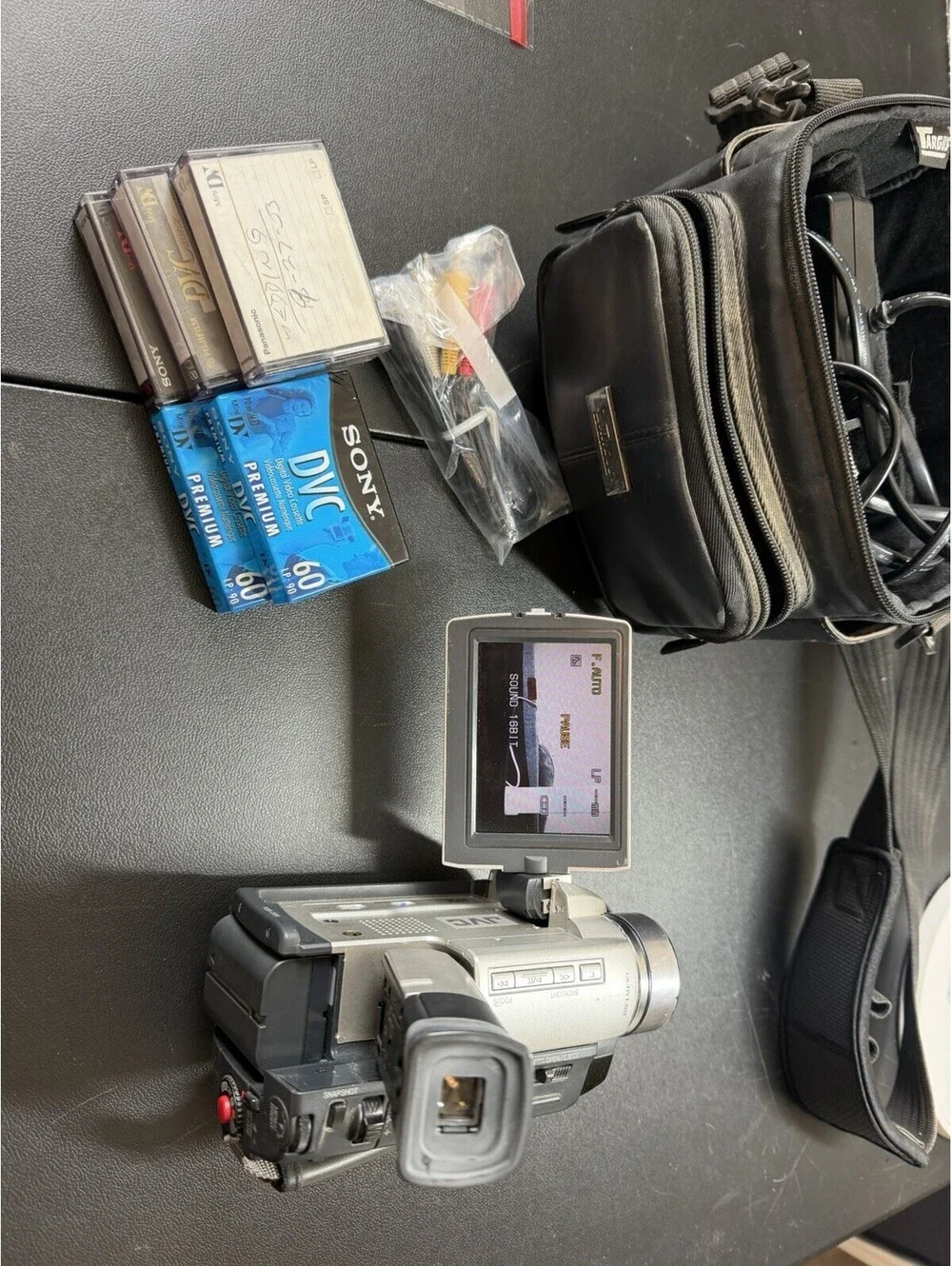 JVC GR-DVL805U Camcorder Silver W/ BATTERIES, CASE, CHARGER, Tapes & Cords WORKS